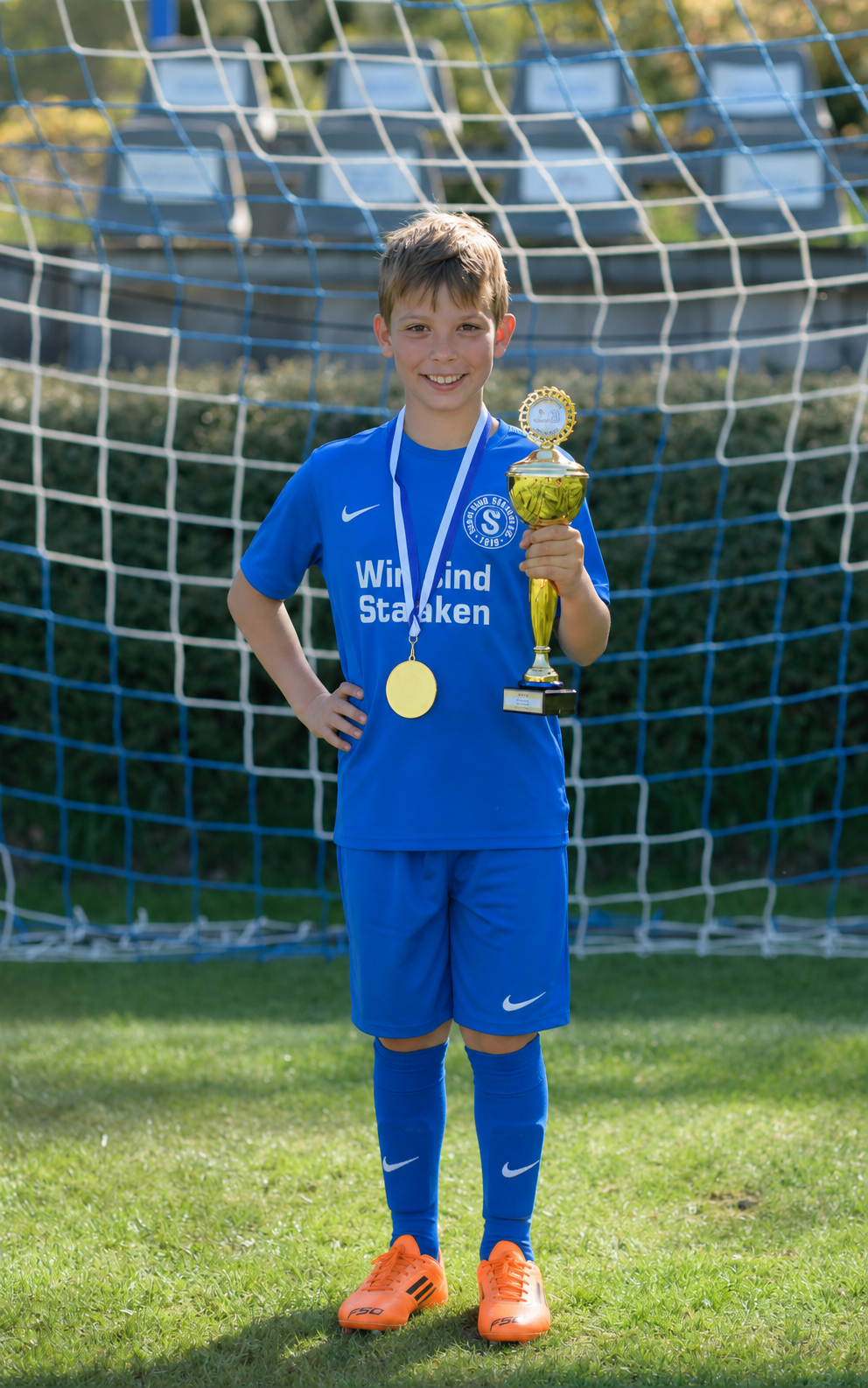 Felix mit Pokal